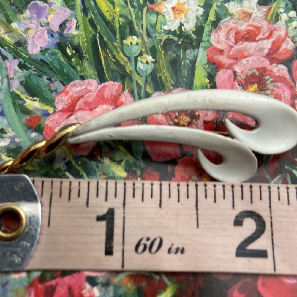Vintage 90s White Enamel & Gold Tone Broach - Picture 4 of 4